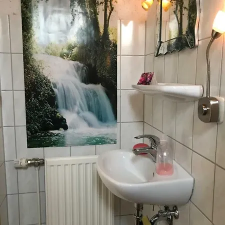 Privates Dachzimmer Mit Gemeinschaftsbad * קיל